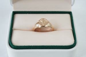 Anillo ovalado con cristo  en oro 18 quilates Anillo ovalado con cristo  en oro 18 quilates