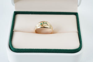 Anillo con circones verdes en oro 18 quilates Anillo con circones verdes en oro 18 quilates