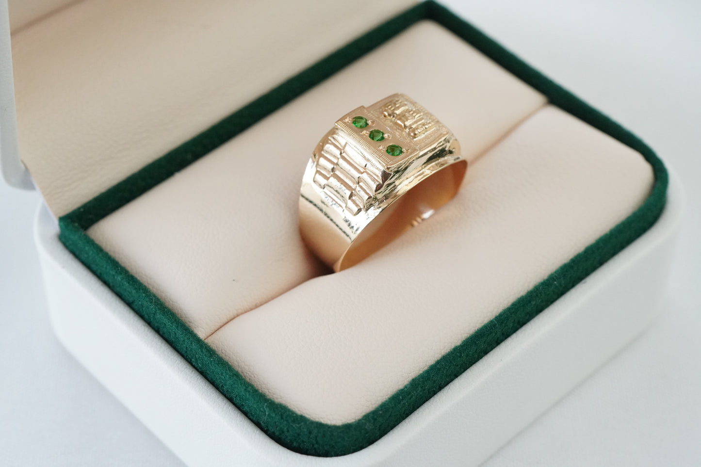 Anillo Quimbaya con circones verdes en oro 18 quilates