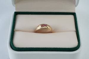 Anillo con circones rojos  en oro 18 quilates Anillo con circones rojos  en oro 18 quilates