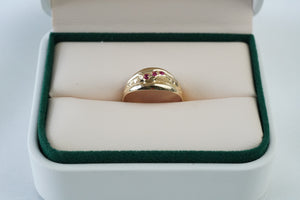 Anillo con circones rojos en oro 18 quilates Anillo con circones rojos en oro 18 quilates