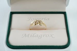 Anillo moño con circones blancos en oro 18 quilates Anillo moño con circones blancos en oro 18 quilates