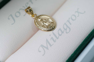 Dije Virgen Milagrosa ovalado en oro 18 quilates Dije Virgen Milagrosa ovalado en oro 18 quilates