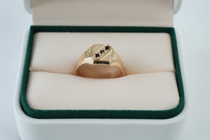 Anillo cuadrado con  circones negros en oro 18 quilates