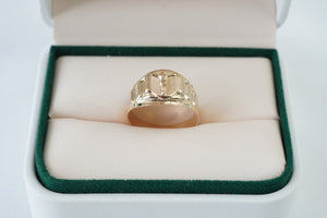 Anillo cuadrado  con cristo  en oro 18 quilates