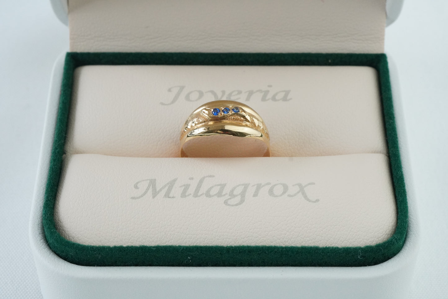 Anillo con circones azules en oro 18 quilates