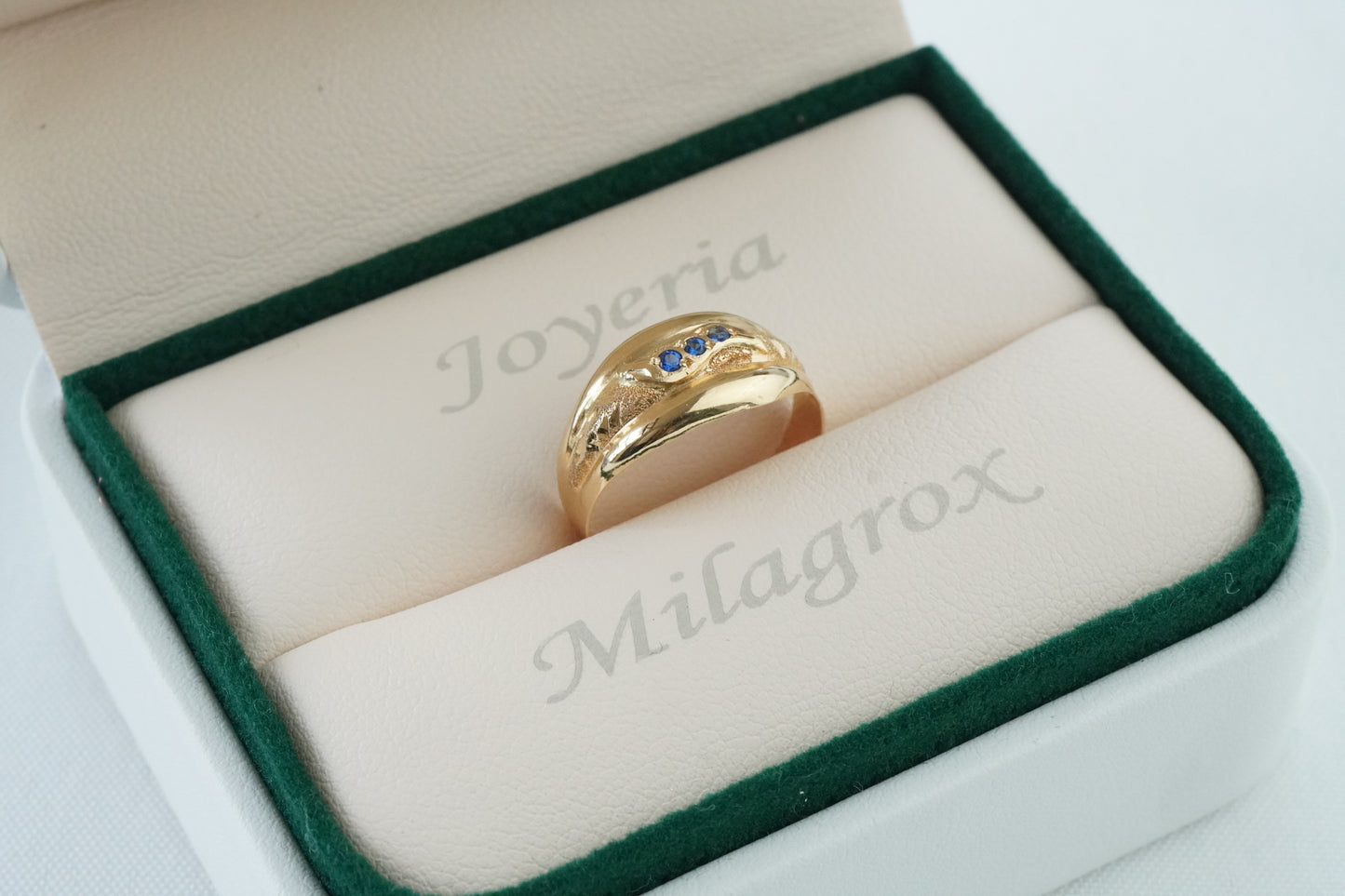 Anillo con circones azules en oro 18 quilates