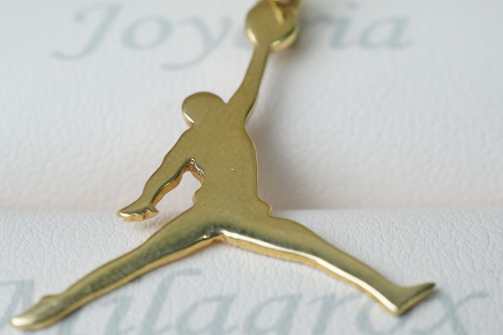 Dije Jordan en oro 18 quilates