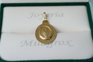 Dije virgen Milagrosa con diamantado en oro 18 quilates