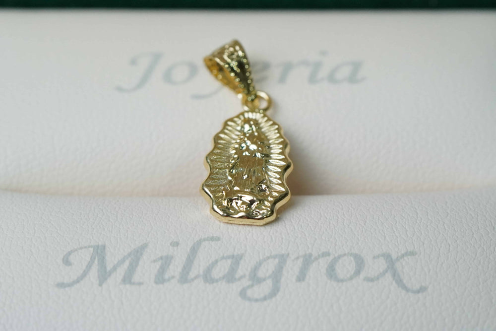 Dije silueta de la virgen de Guadalupe en oro 18 quilates
